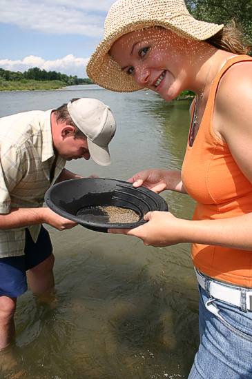 Neuenburg: Goldwaschen im Rhein 