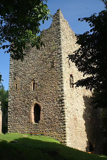 Burgruine Schauenburg: Südöstlicher Wohnturm mit hochgelegenem Eingang. 