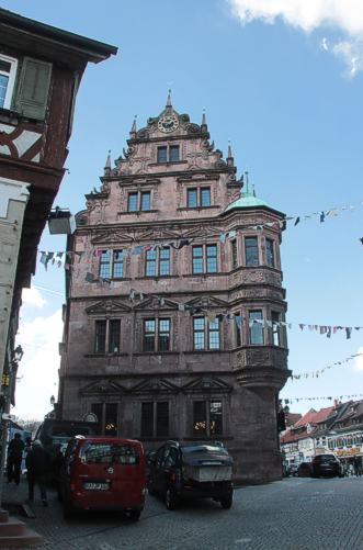 Giebelseite des Kast-Hauses mit reicher Fensterumrahung und dreistöckigem Renaissance-Giebel