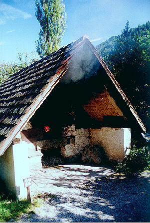 Backkhaus mit angefeuertem Backofen