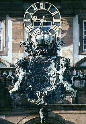 Schloss Mannheim, Großes kurfürstliches Wappen am Corps de Logis