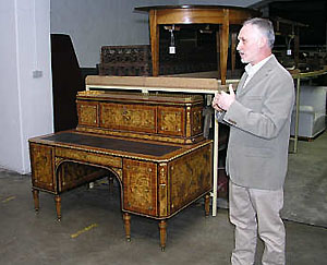 Oberrestaurator Dr. Wolfgang Wiese bei der Präsentation des Schreibtischs des Kurfürsten Carl Theodor