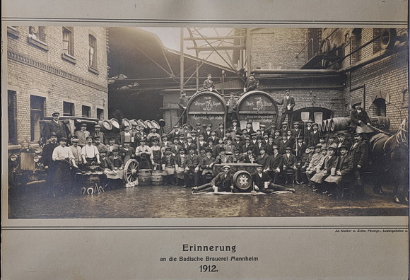 Aufnahme der Mitarbeiter der Badischen Brauerei, Mannheim, 1912. Die Mitarbeiter posieren vor großen Fässern „Wiener Export“ und „Bockbier“ und halten die Werkzeuge ihres Gewerbes in den Händen. © Technoseum Mannheim 