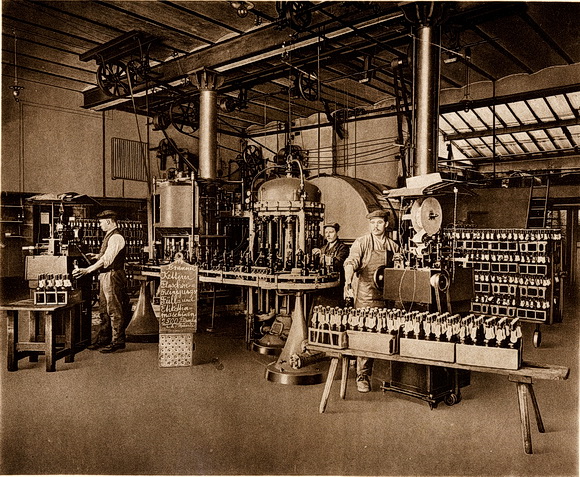 Die Flaschenbier-Abfüllung der Ketterer Brauerei in Pforzheim, 1918. © Ketterer Pforzheim