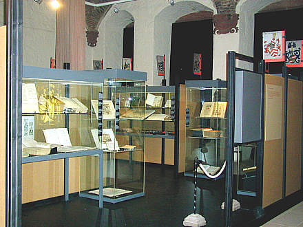 Bild: Blick in die Ausstellung im Ottheinrichsbau des Heidelberger Schlosses 