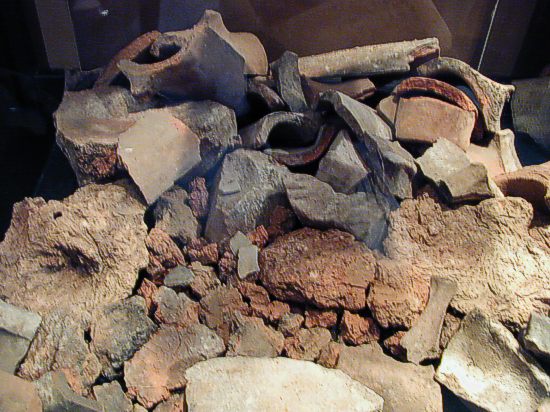 Brandschutt aus der Heidelberger Burg, Anfang 14. Jahrhundert. Deutliche Zerstrungsschicht, auch von Gebuden, aber ohne sichere Zuordung zu einem Ereignis