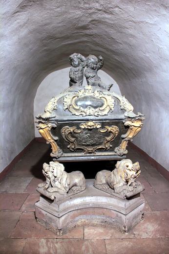 Sarkophag des Kurfürsten Karl Philipp in der Gruft der Mannheimer Schlosskirche - der einzige in Mannheim bestattete Kurfürst