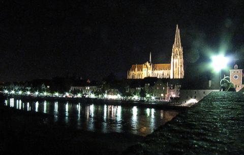 Regensburg bei Nacht: Donauufer mit Dom 