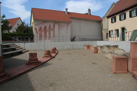 Reste der Exedra, des halbkreisförmigen Hofs, mit den visualisierten Säulenstellungen