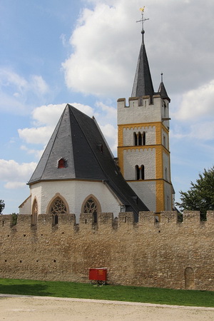 Bergkirche Ober-Ingelheim mit dem romanischen Kirchturm