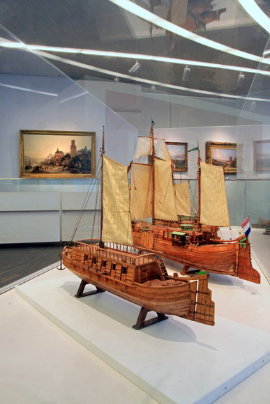 Blick in die Ausstellung: Im Vordergrund vorindustrielles Modell eines Marktschiffes zum Transport von Waren und Passagieren. Foto: Thomas Viering
