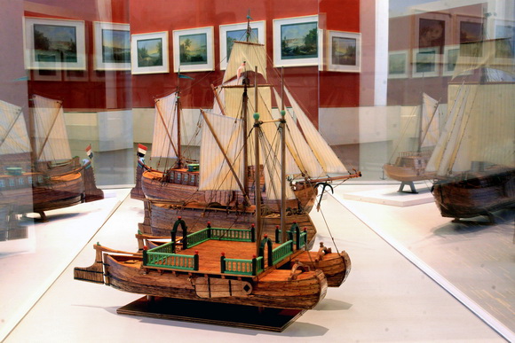Blick in die Ausstellung: Im Vordergrund "Fliegende Brücke" (um 1700) und weitere vorindustrielle Schiffsmodelle. Foto: Thomas Viering