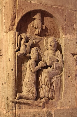 Jakobus überreicht die Pilgerkrone, spätromanisches Relief