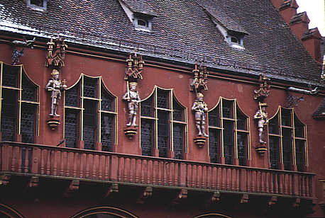 Habsburgerstatuen am Kaufhaus