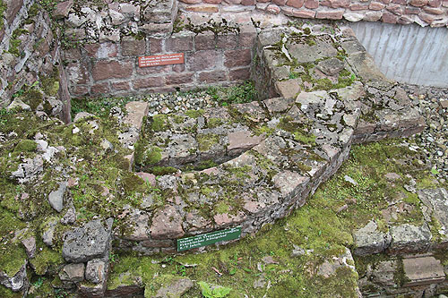 Ladenburg: Römische und mittelalterliche Mauerzüge am Bischofshof