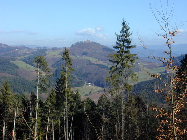 Blick von der Burgruine Lützelhard auf den Schönberg mit der Burgruine Geroldseck 