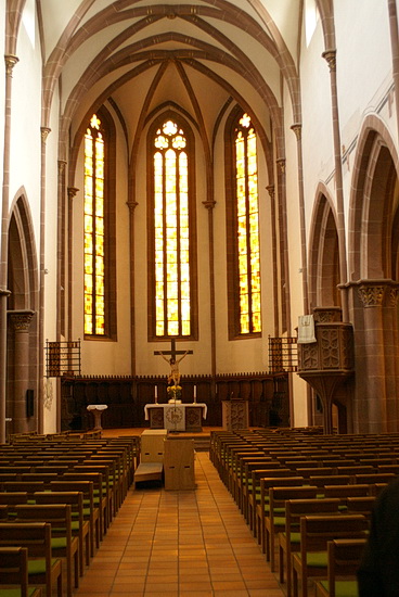 Blick aus dem Mittelschiff der Stiftskirche in den Chor