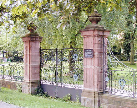 Tor des ehemaligen Klosters Ettenheimmünster (18. Jahrhundert) als Abschluss der kleinen Parkanlage hinter der Stiftskirche. 
