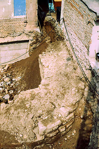 Mauerreste während der Ausgrabung