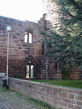 Rückseite des Rest der staufischen Wasserburg