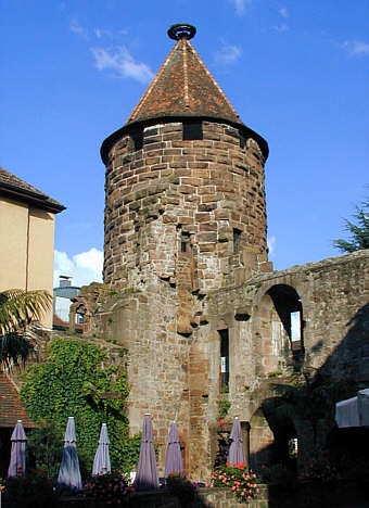 Mittelalterlicher Rundturm mit sorgfältigem Mauerwerk. Er ist der letzte Rest der Wasserburg aus dem 13. Jahrhundert.