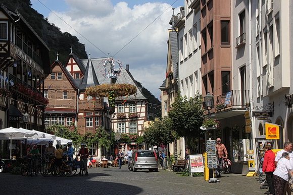 Straßenszene mit dem Gasthaus "Altes Haus" mit provisorischer Verkleidugn der Fachwerkfassade