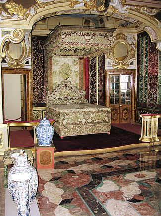 Schloss Favorite, Paradebett im Schlafzimmer des Erbprinzen.