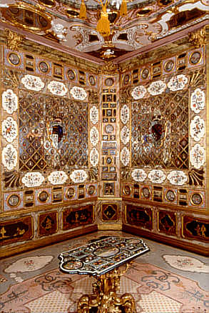 Blick in das Florentiner Zimmer mit Pietra dura-Arbeiten