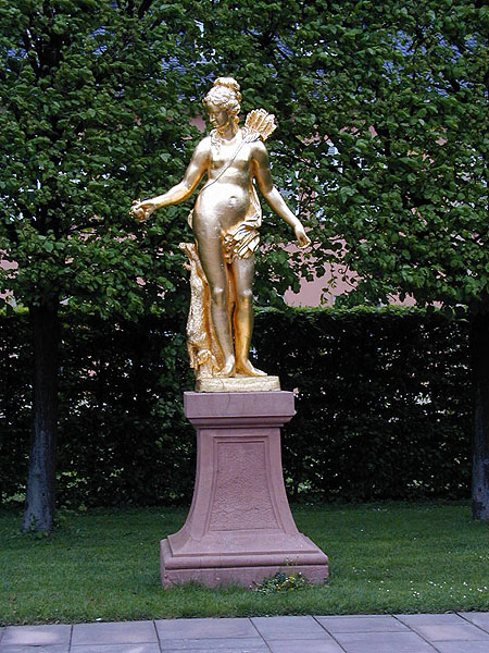 In der Aufstellung nördlich des Schlosses (vor dem Gartenpavillon): Atalante mit einem der goldenen Äpfel. 