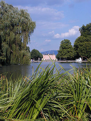 Blick auf der Garten-Achse von der Rückseite des Teichs bis zum Schloss und weiter auf den Königstuhl. 
