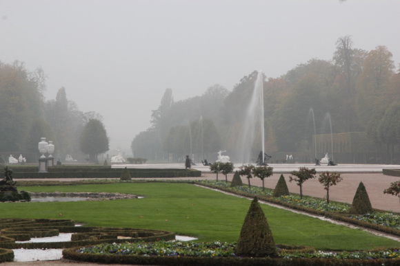 Zirkelparterreim Schwetzinger Schlossgarten  mit Arionbrunnen bei diesigem Wetter