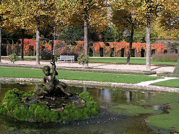 Laubengänge im farbigen Schmuck des Wilden Weins