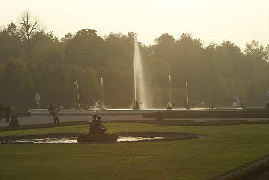 Arionbrunnen im Abendlicht aus der Entfernung