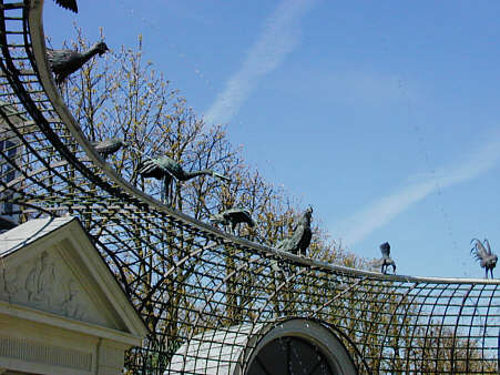 Vogelbad, wasserspeiende Vögel