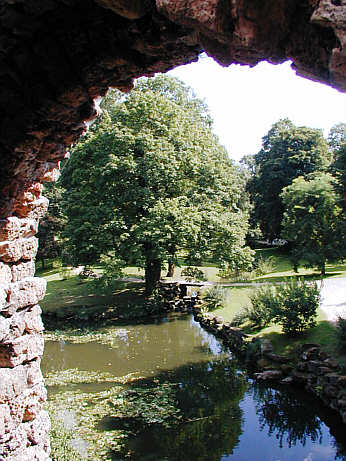 Blick aus dem Wasserkastell auf den davor fließenden Bach