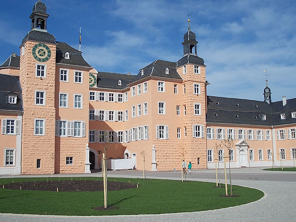 Schloss Schwetzingen. Ehrenhof mit neuer Gestaltung. Foto © ssg