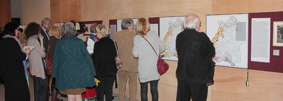 Blick in die Ausstellung: Die Ergebnisse der Befragung wurden detailliert in Kartenskizzen umgesetzt.