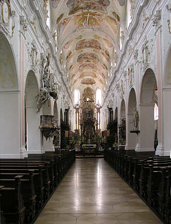 Blick ins das Mittelschiff zum Hochaltar