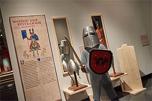 Ritter mit Kettenhemd, Helm und Schwert