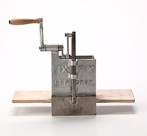 Manuelle Spätzlemaschine „Fix fix“, Erste Hälfte 20. Jahrhundert. Aluminium, Stahl, Holz, H. 22 cm, B. 32 cm, T. 20 cm. Landesmuseum Württemberg, Stuttgart, Museum der Alltagskultur, © Landesmuseum Württemberg, Stuttgart; Foto: Hendrik Zwietasch