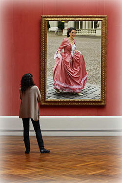 Frau betrachtet ein Bild - Collage aus dem Themenbereich Ausstellungen