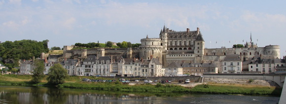 Schloss Amboise von der anderen Seite der Loire gesehen