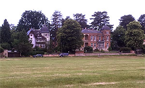 Links: Villen an den Elbwiesen von Kleinzschocher. Schöner Spazierweg am Abend.