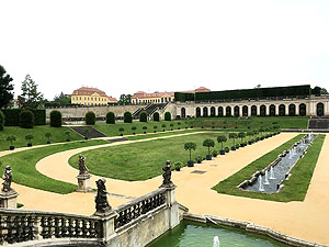 Schlosspark Grosssedlitz: Blick über den Garten zum Friedrichsbau, die obere und die untere Orangerie.