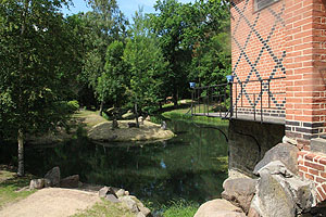 Chinesischer Teepavillon und chinesischer Garten im Schlosspark Oranienbaum