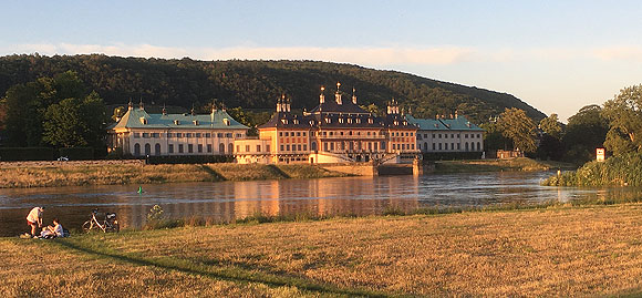 Gesamtansicht der Pillnitzer Schlossanlage vom linken Elbufer.