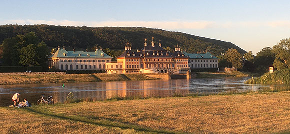 Gesamtansicht der Pillnitzer Schlossanlage vom linken Elbufer.