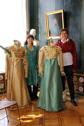 Nathalie Harran und Christina Egli (stellvertretende Direktorin des Napoleonmuseum Thurgau). Nathalie Harran, Expertin für historische Gewänder, kam aus Frankreich um die leihgebende Sammlung La Dame d'Atours zu vertreten. Foto: Katja Angermaier