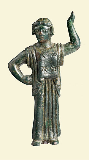 Frau, gekleidet in einen Peplos mit vierstrahligen Sternen und kreuzschraffierter Borte, Statuette aus Bronze, um 460–450 v. Chr.,