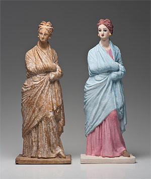 Original und Rekonstruktion: einst bunt bemalt war diese weibliche Statuette in Chiton und Mantel aus Ton, um 260 v. Chr.,